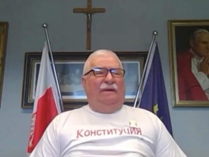 Lech Wałęsa w koszulce z konstytucją po rosyjsku. Cenckiewicz: Oddaje sens jego walki