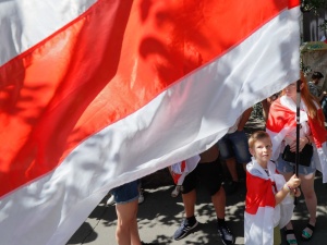 Białoruś: Uczestnicy protestu idą w marszu przez centrum Mińska