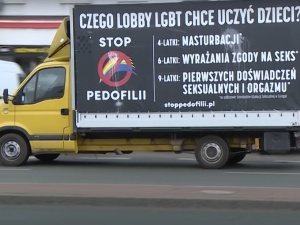 Aktywistka LGBT próbowała obywatelsko zatrzymać furgonetkę Stop pedofilii. Teraz płacz, że oberwała gazem