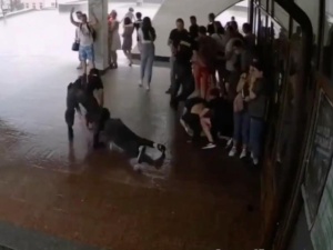 [video] Koszmar. OMON pałuje chroniących się przed deszczem w Grodnie. Myśleli, że to opozycja