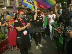 [WIDEO] Protest Lewicy i środowisk LGBT przed siedzibą MEN. „Czarnek precz”