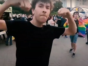 [video] Agresywny bojówkarz LGBT znowu w akcji. Policja usuwa blokujących furgonetkę pro life