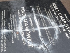 Gdańsk: Zniszczono tablicę pamięci Pawła Adamowicza