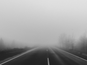 Uwaga kierowcy. IMGW ostrzega przed gęstymi mgłami w nocy