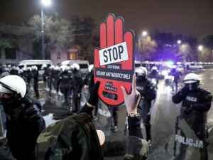 Warszawa: W sobotę policja zatrzymała 278 osób, czterech policjantów rannych