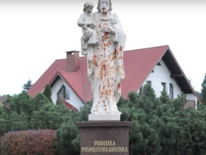 Piła: Zdewastowano figurę św. Józefa i krzyż przed pilskim kościołem