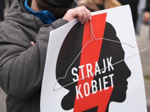 J*** PiS, J*** TVP.  Strajk Kobiet tym razem przed siedzibą Telewizji Polskiej 