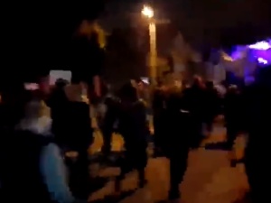 [video] Bąkiewicz, ty ku..o. Strajk Kobiet pod domem szefa MN. Gasiuk-Pihowicz: Pokojowo protestujący