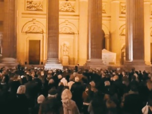Chcemy Mszy! Francuzi gromadzą się przed kościołami i domagają się powrotu Mszy Świętych