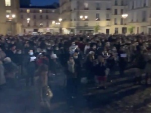 [video] Poruszające. Tłumy francuskich katolików modlą się o przywrócenie mszy 
