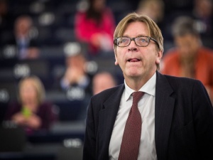 Verhofstadt o Polce i Węgrzech: Za długo to tolerowaliśmy. Zagrzewa również do protestów