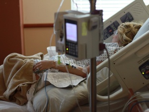 Nawet kilkadziesiąt kobiet w polskich szpitalach jest zmuszanych do rodzenia w masce. Minister zdrowia odpowiada