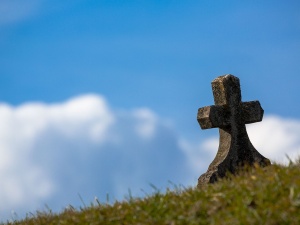 Następnym krokiem może być żądanie usunięcia krzyży z grobów na cmentarzach komunalnych
