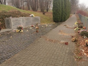 Zniszczone kwiaty i znicze przy pomniku Ofiar Katynia. Szokujący akt wandalizmu 