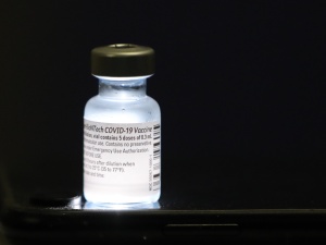 Serio? Rząd odpowiada na pytanie: Czy szczepionka na covid będzie zawierała mikrochipy?