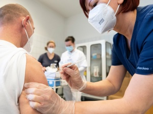 Niechlubne powody sprzeciwu Francji wobec zakupu większej ilości szczepionek przez UE?