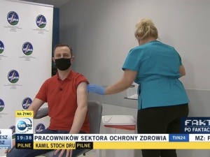 TVN24 transmitował szczepienie Kosinika-Kamysza. „Przekonać płaskoziemców”