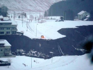 Część miasteczka zapadła się pod ziemię. W Norwegii osunęła się ziemia. 26 osób zaginionych