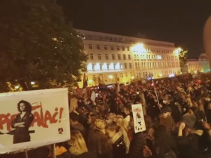 Protest song. Autor uderza w J. Kaczyńskiego kadrem z czasów PO-PSL. Skręt w lewo