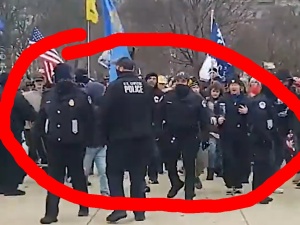 [video] Ciekawe. Policja bez problemu przepuszczała demonstrantów pod Kapitolem?