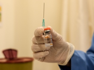 „750 dolarów za dwie dawki”.  „Der Spiegel” o kwitnącym czarnym rynku szczepionek