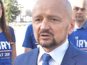 Onet: Senator Bury przechodzi do ruchu Hołowni. RP.pl: Współzakładał wspólnotę mającą opinię sekty