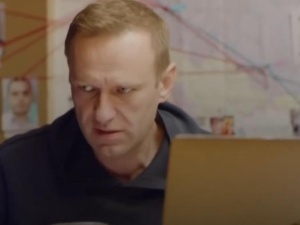 Nawalny ma przybyć do Moskwy. Na lotnisku Wnukowo stoją samochody policyjne