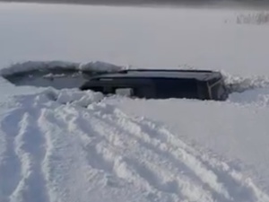 [Video] Wjechał na zamarznięte jezioro. Samochód utonął 