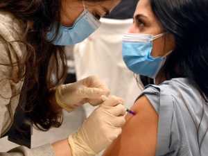 Haarec: Po szczepionce Pfizera spadek zachorowań na Covid-19 o 94 proc. we wszystkich grupach wiekowych