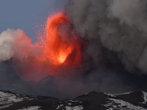 [FOTO/VIDEO] Spektakularny widok! Potężna erupcja wulkanu Etna na Sycylii