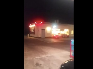 [video] Polska: Kobieta staranowała stację benzynową Orlenu w Rymaniu. Padły strzały