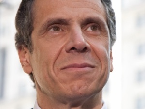 Po skandalach seksualnym i ze zgonami w domach opieki demokratyczny gubernator NY pozbawiony uprawnień