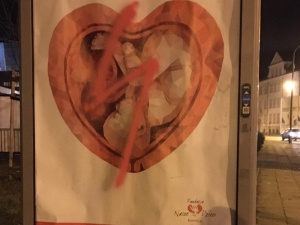 Komedia. GW ubolewa nad kampanią hospicjów perinatalnych, plakaty udostępnia na mieście firma Agory