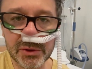 [Video] Andrzej Piaseczny ma koronawirusa. Opublikował dramatyczne nagranie ze szpitala 