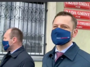 [Video] Posłowie opozycji pojechali do Pcimia. Takiej reakcji mieszkańców chyba się nie spodziewali 