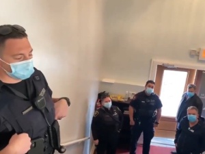 [Video] Gestapo nie jest tu mile widziane!. Polski pastor przepędza policję interweniującą w czasie nabożeństwa