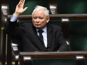 „Jarosław Kaczyński uderzył pięścią w stół”. Mocne słowa europosła PiS