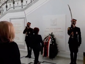 Marszałek Sejmu złożyła kwiaty pod tablicami upamiętniającymi ofiary katastrofy smoleńskiej