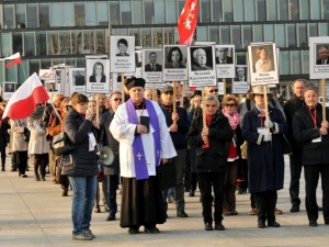  Uczcijmy godnie i w jedności XI Rocznicę Katastrofy Smoleńskiej. Solidarni 2010 zapraszają na Marsz z Portretami Ofiar
