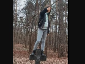 Młoda dziewczyna pochwaliła się w relacji na FB, jak skacze po grobach polskich żołnierzy. Złożono zawiadomienie