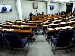Senatorowie PiS opuścili salę w czasie wystąpienia Adama Bodnara