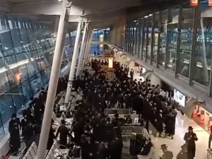[video] Bulwersujące nagranie z Lotniska Chopina. Tłum Żydów tańczy i śpiewa łamiąc obostrzenia