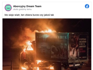 W Warszawie podpalono ciężarówkę z hasłami antyaborcyjnymi. Aborcyjny Dream Team: „Kto sieje wiatr...