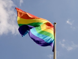Ten europejski kraj wprowadził zakaz eksponowania symboli LGBT na stadionach piłkarskich