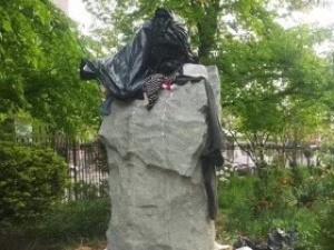 Na głowę założono czarny worek, z którego wysypały się śmieci. Znowu zdewastowano pomnik ks. Popiełuszki