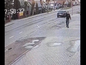 [WIDEO] Kierowca ujrzał polską flagę leżącą na ziemi. Jego reakcja wzbudziła podziw internautów