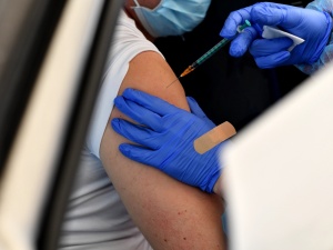 W Polsce ponad 10 mln zaszczepionych przeciw COVID-19 pierwszą dawką szczepionki