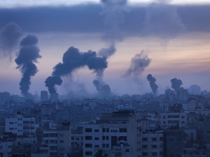 Z OSTATNIEJ CHWILI! Hamas odpalił ponad setkę rakiet. Odpowiedź za zburzenie wieżowca i zabicie przywódców 