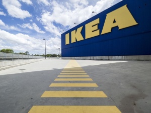 Ikea wprowadziła do sprzedaży tęczową torbę. Poseł Konfederacji: Szpetna (...) nic już nie kupię w Ikei