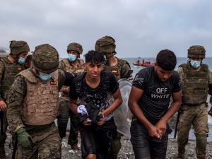 [VIDEO] Ostro na granicy Hiszpanii! Żołnierze „wrzucają z powrotem do morza” napierających imigrantów